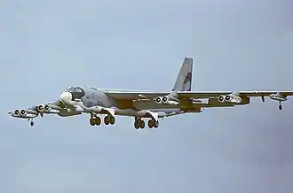 У Boeing B-52 — четыре главные стойки