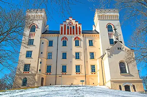 Фасад замка и часовня