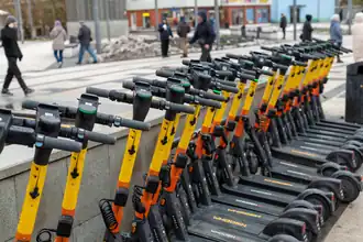 Электросамокаты Whoosh на Большой Семёновской улице в Москве, 2023