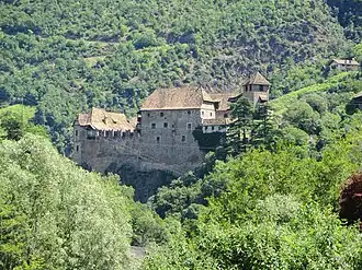 Замок на фоне горных склонов