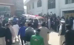 Карета скорой помощи у мечети после теракта