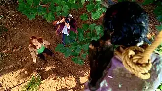 Бреннан стоит у висящего трупа