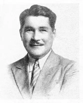 В 1934 году, уже американский гражданин.