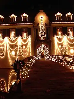 Ночная подсветка входа в замок во время праздника