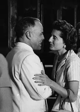 Джалила Хафсия (справа) приветствует Хабиба Бургибу в 1957 году