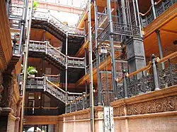 Чугунные филигранные балюстрады в центральном атриуме Брэдбери-билдинг в Лос-Анджелесе, США