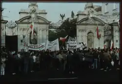 Ворота во время студенческой забастовки в мае 1988 г.