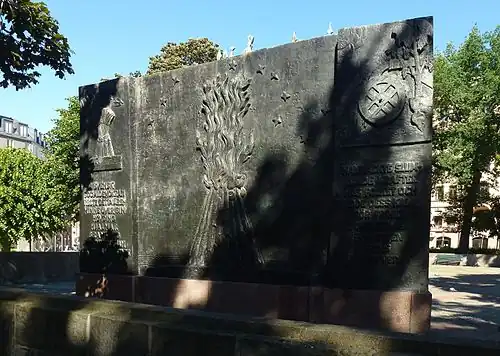 Вид на памятник сзади