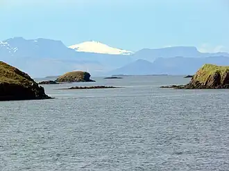 Острова в Брейда-фьорде. На заднем плане виден Снайфедльсйёкюдль