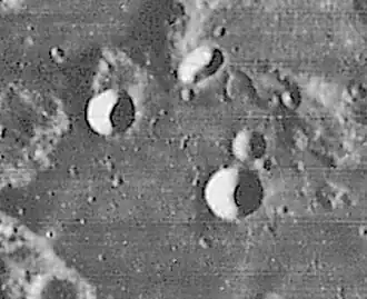 Снимок зонда Lunar Orbiter - IV. Кратер Брюстер - чашеобразный кратер в верхней левой части снимка. В нижней правой части снимка кратер Франк.