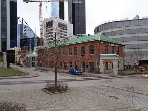 Дом 25, на заднем плане перестройка дома 23А (2021 год)