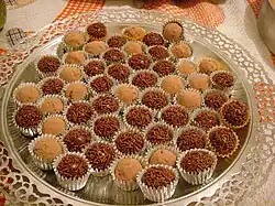 Бригадейру двух видов на подносе