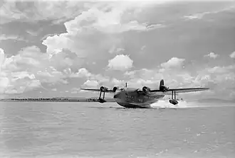 Летающая лодка Short Empire S.30, G-AFKZ «Cathay» (рус. Катай) авиакомпании British Overseas Airways Corporation, взлетает с дамбы Ваал, южноафриканского морского терминала и перевалочного пункта BOAC.