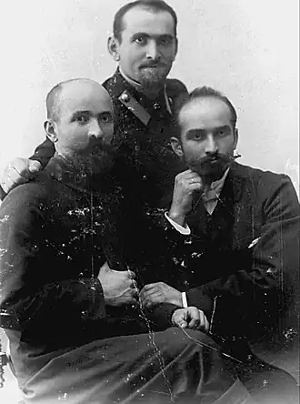 Братья Калантары. В центре Ашхарбек.