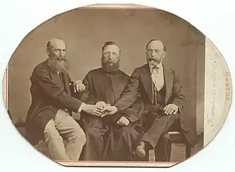 Исаак-Богуслав Каплановский (в центре) с братьями. Вильна, 1871.