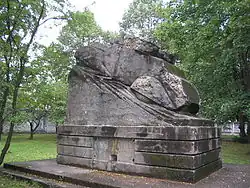 Памятник бронемашине автотанкового полка в Пардаугаве на улице Полковой (Pulku iela)