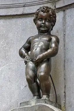 Так же в виде статуй - знаменитый на весь мир "Manneken Pis" ("Писающий мальчик"), автор: Жером Дюкенуа Старший