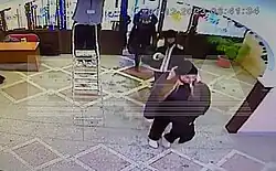 Афанаскина на входе в здание школы перед стрельбой