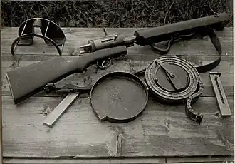 Пистолет-пулемёт Standschütze Hellriegel. Рядом лежит открытый барабанный магазин, люлька для его поддержки и два коробчатых магазина