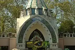 Мозаика на арке главного входа будапештского зоопарка.