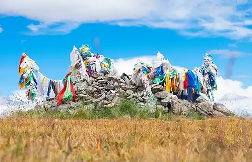 На Бугузунском перевале. Буддистский хадак и дяалама на одном шесте