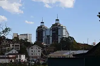 ЖК «Магнум», пример корпоративного постмодернизма в застройке Владивостока.