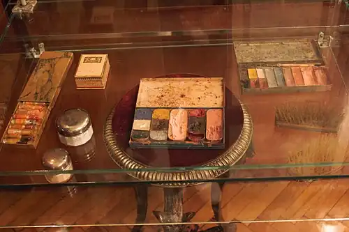 Принадлежности для сценического грима