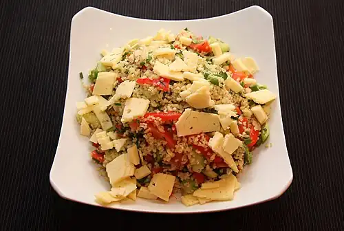 Салат с кускусом, сыром, огурцом и перцем