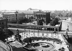 Люстгартен, Новый музей (слева) и Старая национальная галерея (перестройки Г. Штрака 1866–1875 гг.). Фотография 1938 года