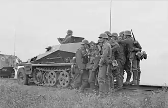 Немецкая мотопехотавозле бронетранспортёра SdKfz 253. Лето 1941