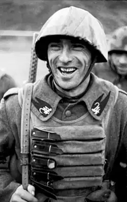 Военнослужащий штурмового батальона Республиканской национальной гвардии Итальянской социальной республики c пистолетом-пулемётом Beretta MAB 38, в шлеме образца 1933 года и жилете, 1943 год.