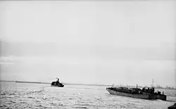 Предположительно MFP типа A (справа) с бортовым номером F 387; Нидерланды, 1942—1943 годы (бортовые номера F 38X присваивались БДБ, вступившим в строй не ранее середины 1942 года).