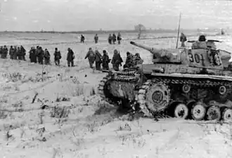 Гренадеры кавалерийской дивизии ваффен СС в пехотных операциях с танковой поддержкой (немецкий танк Panzer III) на территории СССР. 22 декабря 1942 года.