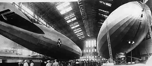 Los Angeles (справа) в ангаре. 1924 год