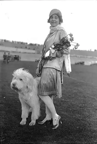 Немецкая актриса Силли Файндт с собакой, 1928 г. Из собрания Бундесархива