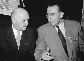 Вацлав Копецкий (слева) с французским спортивным чиновником Ахиллом Жуанаром, 1955.