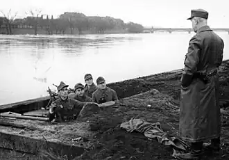Бойцы Фольксштурма во Франкфурте-на-Одере, 12 января 1945. Крайний слева вооружён Фольксштурмгевером.