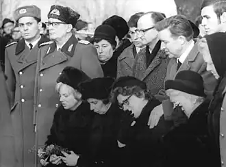 Генерал-полковник Эрих Петер (второй слева) на похоронах лейтенанта Лутца Мейера, 22 января 1972 года