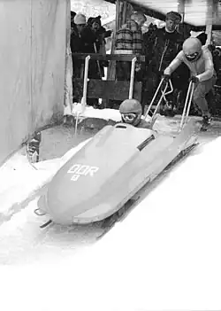 На чемпионате ГДР (1979) Андреас Кирхнер разгоняет боб Хорста Шёнау