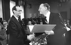 В. Клемке вручает В. Тюбке (справа) премию имени Кете Кольвиц. 1980
