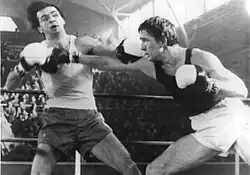 Карл-Хайнц Крюгер (справа) в поединке против польского боксёра Казимежа Щербы, 1981 год
