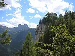 Руины замка на фоне окружающих гор