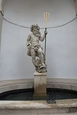 Фонтан внутри замка