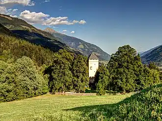 Бергфрид замка на фоне гор