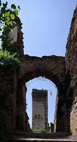 Остатки старинных ворот, ведущих в замок