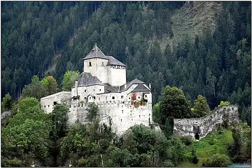 Замок со стороны долины