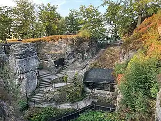 Бывших замковый двор и цистерна для воды