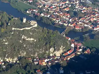 Вид на замок и город с высоты птичьего полёта