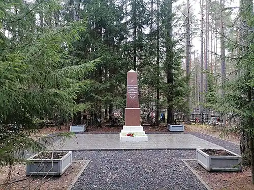 Братская могила советских военнослужащих