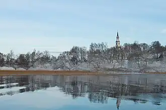 Вид с озера на церковь